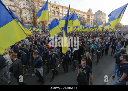 Menschen nehmen an einer Kundgebung gegen die Kapitulation in Kiew, Ukraine, am 14. Oktober 2019 Teil. Mehrere tausend Ukrainer nehmen am 14. Oktober, dem Tag des Verteidigers in der Ukraine, am Marsch gegen Kapitulation und Kapitulation staatlicher Interessen Teil. (Foto von Sergii Chartschenko/NurPhoto) Stockfoto