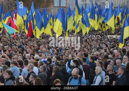 Menschen nehmen an einer Kundgebung gegen die Kapitulation in Kiew, Ukraine, am 14. Oktober 2019 Teil. Mehrere tausend Ukrainer nehmen am 14. Oktober, dem Tag des Verteidigers in der Ukraine, am Marsch gegen Kapitulation und Kapitulation staatlicher Interessen Teil. (Foto von Sergii Chartschenko/NurPhoto) Stockfoto