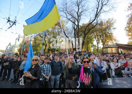 Menschen nehmen an einer Kundgebung in Kiew, Ukraine, am 14. Oktober 2019 Teil. Mehrere tausend Ukrainer nehmen am 14. Oktober, dem Tag des Verteidigers in der Ukraine, am Marsch gegen Kapitulation und Kapitulation staatlicher Interessen Teil. (Foto von Sergii Chartschenko/NurPhoto) Stockfoto