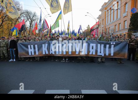 Veteranen des Asowschen Bataillons tragen ein Banner mit der Aufschrift „Keine Kapitulation“ während einer Kundgebung in Kiew, Ukraine, am 14. Oktober 2019. Mehrere tausend Ukrainer nehmen am 14. Oktober, dem Tag des Verteidigers in der Ukraine, am Marsch gegen Kapitulation und Kapitulation staatlicher Interessen Teil. (Foto von Sergii Chartschenko/NurPhoto) Stockfoto