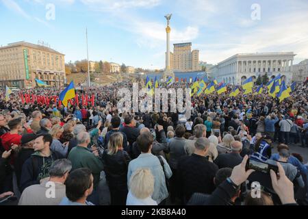 Menschen nehmen an einer Kundgebung gegen die Kapitulation in Kiew, Ukraine, am 14. Oktober 2019 Teil. Mehrere tausend Ukrainer nehmen am 14. Oktober, dem Tag des Verteidigers in der Ukraine, am Marsch gegen Kapitulation und Kapitulation staatlicher Interessen Teil. (Foto von Sergii Chartschenko/NurPhoto) Stockfoto