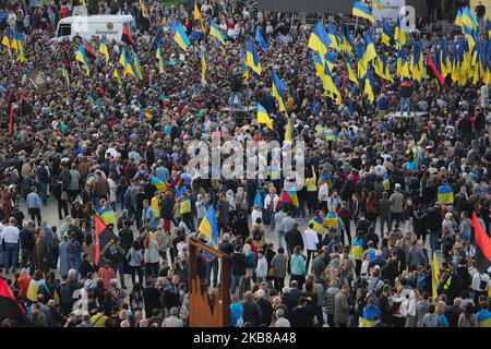 Menschen nehmen an einer Kundgebung gegen die Kapitulation in Kiew, Ukraine, am 14. Oktober 2019 Teil. Mehrere tausend Ukrainer nehmen am 14. Oktober, dem Tag des Verteidigers in der Ukraine, am Marsch gegen Kapitulation und Kapitulation staatlicher Interessen Teil. (Foto von Sergii Chartschenko/NurPhoto) Stockfoto