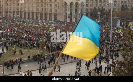 Menschen nehmen an einer Kundgebung gegen die Kapitulation in Kiew, Ukraine, am 14. Oktober 2019 Teil. Mehrere tausend Ukrainer nehmen am 14. Oktober, dem Tag des Verteidigers in der Ukraine, am Marsch gegen Kapitulation und Kapitulation staatlicher Interessen Teil. (Foto von Sergii Chartschenko/NurPhoto) Stockfoto