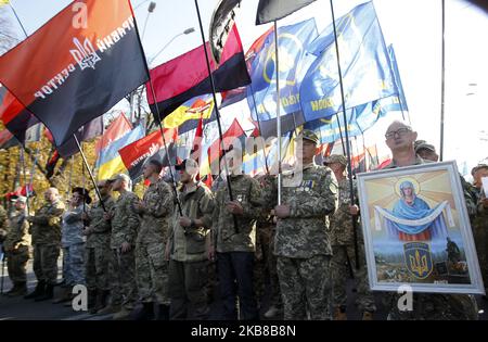 Ukrainische Veteranen, Teilnehmer des Konflikts zwischen den ukrainischen Regierungstruppen und prorussischen Separatisten in den östlichen Regionen, nehmen am 14. Oktober 2019 anlässlich des 77.. Jahrestages der Gründung der ukrainischen Aufständischen Armee im Zentrum von Kiew, Ukraine, an einem marsch gegen die so genannte "Steinmeier-Formel" Teil. Tausende Aktivisten verschiedener nationalistischer Parteien und Bewegungen marschierten im Zentrum der ukrainischen Hauptstadt und feierten die Gründung der ukrainischen Aufständischen Armee und des Tages des Verteidigers der Ukraine. Die ukrainische Aufständische Armee oder UPA kämpfte erneut für die Unabhängigkeit der Ukraine Stockfoto