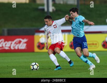 Bartosz Slisz (POL) steht vor Jurgen Ekkelenkamp (NED) während des Fußballspiels der Elite League U21 zwischen Polen U20 und den Niederlanden U20 am 14. Oktober 2019 in Kalisz, Polen. (Foto von Foto Olimpik/NurPhoto) Stockfoto