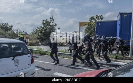 Am Montag, den 14. Oktober 2019, brachen in Katalonien spontane Proteste aus, die die Freilassung der katalanischen Politiker forderten, nachdem sie von einem spanischen Gericht zu harten Strafen verurteilt worden waren. Tausende wütender Demonstranten marschierten auf dem Flughafen El Prat in Barcelona, Wo hässliche Zusammenstöße mit der Polizei ausbrachen.am Montag verurteilte der Oberste Gerichtshof Spaniens neun katalanische Staatschefs zu Haftstrafen von neun bis 13 Jahren wegen Aufruhrs und Missbrauch öffentlicher Gelder für ihre Rolle bei einem gescheiterten Unabhängigkeitsgebot von 2017. (Foto von Emili Puig/NurPhoto) Stockfoto