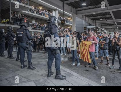 Am Montag, den 14. Oktober 2019, brachen in Katalonien spontane Proteste aus, die die Freilassung der katalanischen Politiker forderten, nachdem sie von einem spanischen Gericht zu harten Strafen verurteilt worden waren. Tausende wütender Demonstranten marschierten auf dem Flughafen El Prat in Barcelona, Wo hässliche Zusammenstöße mit der Polizei ausbrachen.am Montag verurteilte der Oberste Gerichtshof Spaniens neun katalanische Staatschefs zu Haftstrafen von neun bis 13 Jahren wegen Aufruhrs und Missbrauch öffentlicher Gelder für ihre Rolle bei einem gescheiterten Unabhängigkeitsgebot von 2017. (Foto von Emili Puig/NurPhoto) Stockfoto