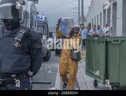 Am Montag, den 14. Oktober 2019, brachen in Katalonien spontane Proteste aus, die die Freilassung der katalanischen Politiker forderten, nachdem sie von einem spanischen Gericht zu harten Strafen verurteilt worden waren. Tausende wütender Demonstranten marschierten auf dem Flughafen El Prat in Barcelona, Wo hässliche Zusammenstöße mit der Polizei ausbrachen.am Montag verurteilte der Oberste Gerichtshof Spaniens neun katalanische Staatschefs zu Haftstrafen von neun bis 13 Jahren wegen Aufruhrs und Missbrauch öffentlicher Gelder für ihre Rolle bei einem gescheiterten Unabhängigkeitsgebot von 2017. (Foto von Emili Puig/NurPhoto) Stockfoto