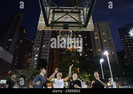 In Hongkong, China, werden Menschen beim Basketballspielen gesehen, 15. Oktober 2019. (Foto von Vernon Yuen/NurPhoto) Stockfoto