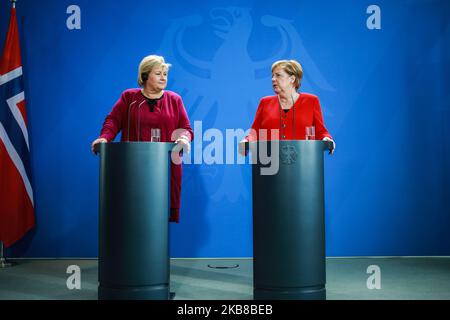 Bundeskanzlerin Angela Merkel und die norwegische Ministerpräsidentin Erna Solberg sprechen nach ihrem Treffen im Kanzleramt am 15. Oktober 2019 in Berlin Deutschland zu den Medien. Im Mittelpunkt des Gesprächs standen aktuelle bilaterale und internationale Fragen sowie die Zusammenarbeit im Bereich der globalen Gesundheitsförderung sowie der Klima- und Entwicklungspolitik. (Foto von Christian Marquardt/NurPhoto) Stockfoto