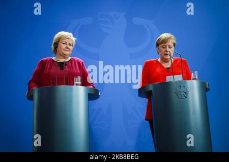 Bundeskanzlerin Angela Merkel und die norwegische Ministerpräsidentin Erna Solberg sprechen nach ihrem Treffen im Kanzleramt am 15. Oktober 2019 in Berlin Deutschland zu den Medien. Im Mittelpunkt des Gesprächs standen aktuelle bilaterale und internationale Fragen sowie die Zusammenarbeit im Bereich der globalen Gesundheitsförderung sowie der Klima- und Entwicklungspolitik. (Foto von Christian Marquardt/NurPhoto) Stockfoto