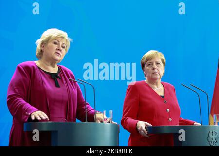 Bundeskanzlerin Angela Merkel und die norwegische Ministerpräsidentin Erna Solberg sprechen nach ihrem Treffen im Kanzleramt am 15. Oktober 2019 in Berlin Deutschland zu den Medien. Im Mittelpunkt des Gesprächs standen aktuelle bilaterale und internationale Fragen sowie die Zusammenarbeit im Bereich der globalen Gesundheitsförderung sowie der Klima- und Entwicklungspolitik. (Foto von Christian Marquardt/NurPhoto) Stockfoto