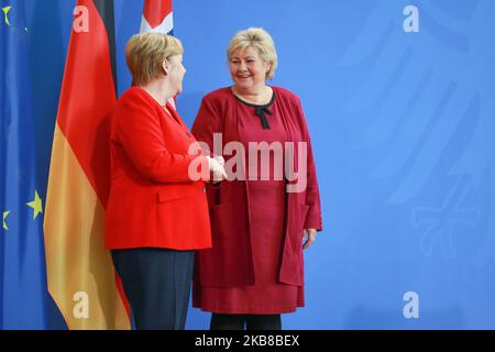 Bundeskanzlerin Angela Merkel und norwegische Ministerpräsidentin Erna Solberg schütteln sich nach einem Gespräch mit den Medien nach ihrem Treffen im Kanzleramt am 15. Oktober 2019 in Berlin die Hände. Im Mittelpunkt des Gesprächs standen aktuelle bilaterale und internationale Fragen sowie die Zusammenarbeit im Bereich der globalen Gesundheitsförderung sowie der Klima- und Entwicklungspolitik. (Foto von Christian Marquardt/NurPhoto) Stockfoto