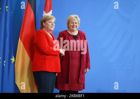 Bundeskanzlerin Angela Merkel und norwegische Ministerpräsidentin Erna Solberg schütteln sich nach einem Gespräch mit den Medien nach ihrem Treffen im Kanzleramt am 15. Oktober 2019 in Berlin die Hände. Im Mittelpunkt des Gesprächs standen aktuelle bilaterale und internationale Fragen sowie die Zusammenarbeit im Bereich der globalen Gesundheitsförderung sowie der Klima- und Entwicklungspolitik. (Foto von Christian Marquardt/NurPhoto) Stockfoto