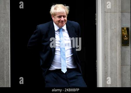Der britische Premierminister Boris Johnson wartet darauf, NATO-Generalsekretär Jens Stoltenberg am 15. Oktober 2019 in London, England, in der Downing Street 10 willkommen zu heißen. (Foto von Alberto Pezzali/NurPhoto) Stockfoto