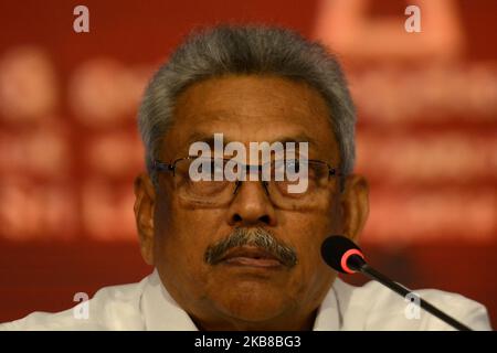 Sri-lankische Präsidentschaftskandidatin und ehemaliger Verteidigungschef Gotabhaya Rajapaksa spricht während einer Pressekonferenz in Colombo, Oktober 15,2019 (Foto: Akila Jayawardana/NurPhoto) Stockfoto