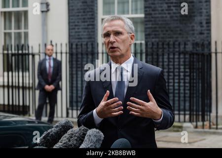 Der Generalsekretär der North Atlantic Treaty Organization (NATO), Jens Stoltenberg, spricht vor der Downing Street 10 vor den Medien nach einem Treffen mit dem britischen Premierminister Boris Johnson am 15. Oktober 2019 in London, England. (Foto von Wiktor Szymanowicz/NurPhoto) Stockfoto