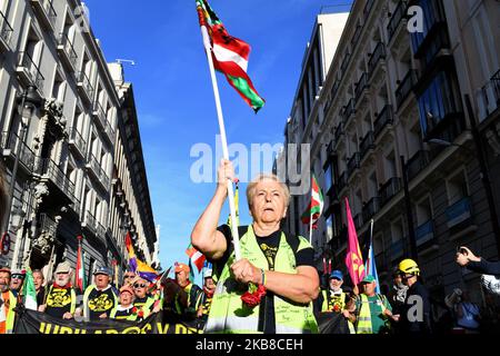 Rentner, die Hunderte von Kilometern von Rota (Cuisca) und Bilbao entfernt sind, schließen sich am 15.. Oktober 2019 an der Puerta del Sol in Madrid zusammen, um das öffentliche Rentensystem in Madrid zu verteidigen. (Foto von Juan Carlos Lucas/NurPhoto) Stockfoto