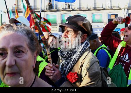 Rentner, die Hunderte von Kilometern von Rota (Cuisca) und Bilbao entfernt sind, schließen sich am 15.. Oktober 2019 an der Puerta del Sol in Madrid zusammen, um das öffentliche Rentensystem in Madrid zu verteidigen. (Foto von Juan Carlos Lucas/NurPhoto) Stockfoto