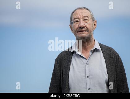 Carlos Boyero nimmt am 24. September 2019 im Kursaal, San Sebastian, Spanien, an der Fotoschau „Historias De Nuestro Cine“ des San Sebastian International Film Festival 67. Teil. (Foto von Rebeca Alonso/Coolmedia/NurPhoto) Stockfoto