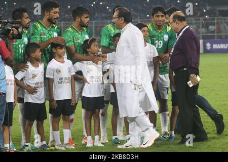 Der westbengalische Sportminister Arup Biswas schüttelt die Hand vor den Nationalspielern von Bangladesch beim WM-Qualifikationsspiel Indien und Bangladesch 2022 und 2023 beim AFC Asian Cup in der Vivekananda Yuba Bharati Krirangan in Kalkutta, Indien, am 15. Oktober 2019.Â (Foto: Debajyoti Chakraborty/NurPhoto) Stockfoto