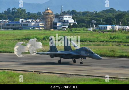 Ein Shukhoi Su-30 MKI der indischen Luftwaffe Landung auf Dimapur Flughafen, Indien nordöstlichen Staat Nagaland am Mittwoch, den 16. Oktober 2019 im Rahmen ihrer Routine-Peacetime-Training Übung â €˜Kämpfer-Operation in Dimapur Airportâ €™. (Foto von Caisii Mao/NurPhoto) Stockfoto