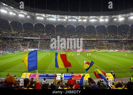 Junge rumänische Fans unterstützen ihr Team während des UEFA Euro 2020 Qualifikationsspiels zwischen Rumänien und Norwegen in der Arena Nationala am 15. Oktober 2019 in Bukarest, Rumänien. (Foto von Alex Nicodim/NurPhoto) Stockfoto