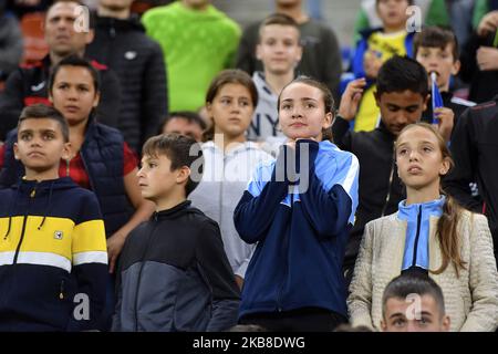 Junge rumänische Fans unterstützen ihr Team während des UEFA Euro 2020 Qualifikationsspiels zwischen Rumänien und Norwegen in der Arena Nationala am 15. Oktober 2019 in Bukarest, Rumänien. (Foto von Alex Nicodim/NurPhoto) Stockfoto