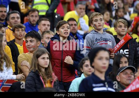 Junge rumänische Fans unterstützen ihr Team während des UEFA Euro 2020 Qualifikationsspiels zwischen Rumänien und Norwegen in der Arena Nationala am 15. Oktober 2019 in Bukarest, Rumänien. (Foto von Alex Nicodim/NurPhoto) Stockfoto