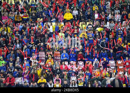 Junge rumänische Fans unterstützen ihr Team während des UEFA Euro 2020 Qualifikationsspiels zwischen Rumänien und Norwegen in der Arena Nationala am 15. Oktober 2019 in Bukarest, Rumänien. (Foto von Alex Nicodim/NurPhoto) Stockfoto