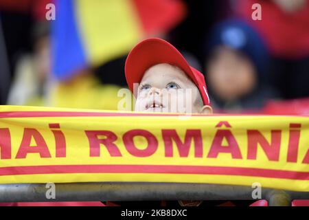 Junge rumänische Fans unterstützen ihr Team während des UEFA Euro 2020 Qualifikationsspiels zwischen Rumänien und Norwegen in der Arena Nationala am 15. Oktober 2019 in Bukarest, Rumänien. (Foto von Alex Nicodim/NurPhoto) Stockfoto