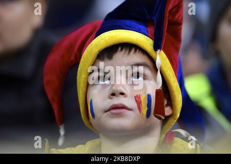 Junge rumänische Fans unterstützen ihr Team während des UEFA Euro 2020 Qualifikationsspiels zwischen Rumänien und Norwegen in der Arena Nationala am 15. Oktober 2019 in Bukarest, Rumänien. (Foto von Alex Nicodim/NurPhoto) Stockfoto