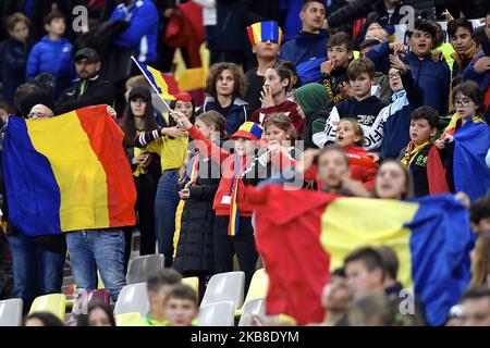 Junge rumänische Fans unterstützen ihr Team während des Spiels. Die Organisatoren gaben bekannt, dass 29854 rumänische Kinder an dem Spiel teilnehmen, da die rumänischen Fußballfans nach den Spielen mit Spanien und Malta für dieses Spiel verboten wurden. Während des UEFA Euro 2020 Qualifikationsspiels zwischen Rumänien und Norwegen in der Arena Nationala am 15. Oktober 2019 in Bukarest, Rumänien. (Foto von Alex Nicodim/NurPhoto) Stockfoto