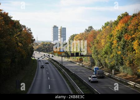 Autos bewegen sich am 15. Oktober 2019 auf der Autobahn in Stuttgart (Foto: Ab/NurPhoto) Stockfoto