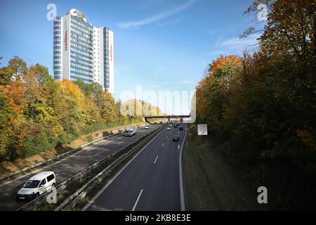 Autos bewegen sich am 15. Oktober 2019 auf der Autobahn in Stuttgart (Foto: Ab/NurPhoto) Stockfoto