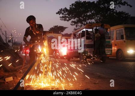 Am 16. oktober 2019 hat der Arbeiter in Dhaka, Bangladesch, gesehen, wie er riskante Arbeiten ohne Sicherheitsausrüstung neben einer Straße vergab. (Foto von Syed Mahamudur Rahman/NurPhoto) Stockfoto