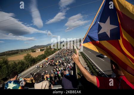 Protestmarsch in Barcelona, Spanien, am 16. Oktober 2019, einen Tag nachdem die Polizei über Nacht 51 Menschen in Katalonien verhaftet hatte, nachdem gewalttätige Proteste wegen der Inhaftierung von neun separatistischen Führern wegen ihrer Rolle bei einem gescheiterten Unabhängigkeitsgebot von 2017 stattfanden. Gruppen, die sich für die Unabhängigkeit einsetzten, veranstalteten am späten Dienstag in einer Reihe katalanischer Städte Sitzungssitze vor spanischen Regierungsstellen, wobei laut Polizei etwa 40.000 Menschen in Barcelona und 9.000 in der separatistischen Hochburg Girona teilnahmen. (Foto von Carles Palacio/NurPhoto) Stockfoto