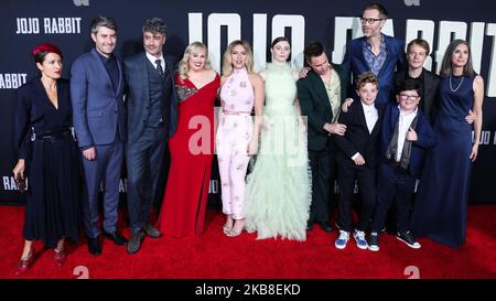 HOLLYWOOD, LOS ANGELES, KALIFORNIEN, USA - 15. OKTOBER: Chelsea Cohen, Carthew Neal, Taika Waititi, Rebel Wilson, Scarlett Johansson, Thomasin McKenzie, Sam Rockwell, Stephen Merchant, Roman Griffin Davis, Archie Yates, Alfie Allen und Christine Leunens kommen zur Los Angeles Premiere von Fox Searchlight's 'Jojo Rabbit', die am 15. Oktober 2019 in Hollywood, Los Angeles, Kalifornien, USA, in der Hollywood American Legion Post 43 stattfand. (Foto von David Acosta/Image Press Agency/NurPhoto) Stockfoto