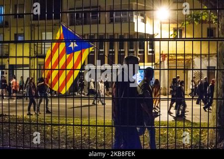 Unruhen in Girona, Spanien, am 16. Oktober 2019 - dritte Streiktage in Katalonien nach dem Urteil der katalanischen Politiker. Diese Unruhen fanden heute Abend und in dieser Nacht in Girona statt, einer der Städte, die mehr unabhängigen Einfluss in ganz Katalonien haben. (Foto von Adria Salido Zarco/NurPhoto) Stockfoto