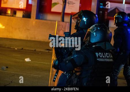 Unruhen in Girona, Spanien, am 16. Oktober 2019 - dritte Streiktage in Katalonien nach dem Urteil der katalanischen Politiker. Diese Unruhen fanden heute Abend und in dieser Nacht in Girona statt, einer der Städte, die mehr unabhängigen Einfluss in ganz Katalonien haben. (Foto von Adria Salido Zarco/NurPhoto) Stockfoto