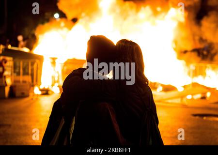 Unruhen in Girona, Spanien, am 16. Oktober 2019 - dritte Streiktage in Katalonien nach dem Urteil der katalanischen Politiker. Diese Unruhen fanden heute Abend und in dieser Nacht in Girona statt, einer der Städte, die mehr unabhängigen Einfluss in ganz Katalonien haben. (Foto von Adria Salido Zarco/NurPhoto) Stockfoto