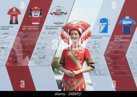 Ein Mädchen auf dem Podium, das ein traditionelles Volkstracht in der Region Guangxi trägt, das im Startbereich kurz vor dem Start der Eröffnungsphase, der 135,6km Beihai Stage, der 3. Cycling Tour de Guangxi 2019, zu sehen ist. Am Donnerstag, den 17. Oktober 2019, China. (Foto von Artur Widak/NurPhoto) Stockfoto