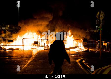 Unruhen in Girona, Spanien, am 16. Oktober 2019 - dritte Streiktage in Katalonien nach dem Urteil der katalanischen Politiker. Diese Unruhen fanden heute Abend und in dieser Nacht in Girona statt, einer der Städte, die mehr unabhängigen Einfluss in ganz Katalonien haben. (Foto von Adria Salido Zarco/NurPhoto) Stockfoto