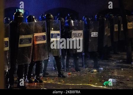 Unruhen in Girona, Spanien, am 16. Oktober 2019 - dritte Streiktage in Katalonien nach dem Urteil der katalanischen Politiker. Diese Unruhen fanden heute Abend und in dieser Nacht in Girona statt, einer der Städte, die mehr unabhängigen Einfluss in ganz Katalonien haben. (Foto von Adria Salido Zarco/NurPhoto) Stockfoto