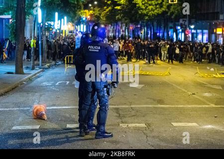 Unruhen in Girona, Spanien, am 16. Oktober 2019 - dritte Streiktage in Katalonien nach dem Urteil der katalanischen Politiker. Diese Unruhen fanden heute Abend und in dieser Nacht in Girona statt, einer der Städte, die mehr unabhängigen Einfluss in ganz Katalonien haben. (Foto von Adria Salido Zarco/NurPhoto) Stockfoto