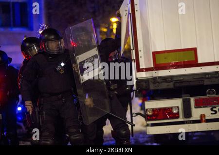 In der dritten Nacht gab es heftige Auseinandersetzungen zwischen unabhängigen Jugendlichen und der Polizei, nachdem sie die Urteile gegen die katalanischen Unabhängigkeitsführer mit Barrikaden und Bränden in den Straßen Barcelonas öffentlich gemacht hatten. In Barcelona, Katalonien, Spanien am 16. Oktober 2019 (Foto von Miquel Llop/NurPhoto) Stockfoto