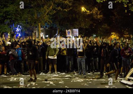 In der dritten Nacht gab es heftige Auseinandersetzungen zwischen unabhängigen Jugendlichen und der Polizei, nachdem sie die Urteile gegen die katalanischen Unabhängigkeitsführer mit Barrikaden und Bränden in den Straßen Barcelonas öffentlich gemacht hatten. In Barcelona, Katalonien, Spanien am 16. Oktober 2019 (Foto von Miquel Llop/NurPhoto) Stockfoto