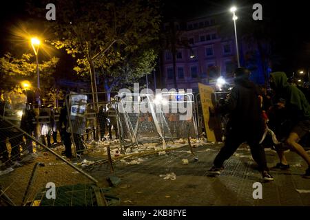 In der dritten Nacht gab es heftige Auseinandersetzungen zwischen unabhängigen Jugendlichen und der Polizei, nachdem sie die Urteile gegen die katalanischen Unabhängigkeitsführer mit Barrikaden und Bränden in den Straßen Barcelonas öffentlich gemacht hatten. In Barcelona, Katalonien, Spanien am 16. Oktober 2019 (Foto von Miquel Llop/NurPhoto) Stockfoto