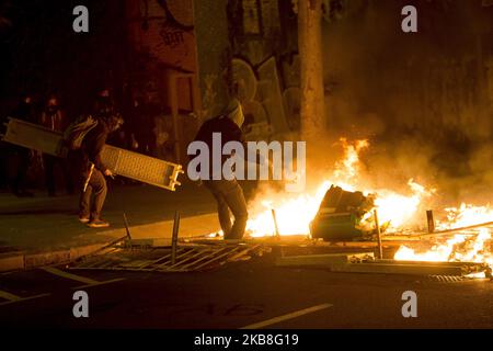 In der dritten Nacht gab es heftige Auseinandersetzungen zwischen unabhängigen Jugendlichen und der Polizei, nachdem sie die Urteile gegen die katalanischen Unabhängigkeitsführer mit Barrikaden und Bränden in den Straßen Barcelonas öffentlich gemacht hatten. In Barcelona, Katalonien, Spanien am 16. Oktober 2019 (Foto von Miquel Llop/NurPhoto) Stockfoto