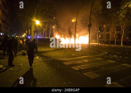 In der dritten Nacht gab es heftige Auseinandersetzungen zwischen unabhängigen Jugendlichen und der Polizei, nachdem sie die Urteile gegen die katalanischen Unabhängigkeitsführer mit Barrikaden und Bränden in den Straßen Barcelonas öffentlich gemacht hatten. In Barcelona, Katalonien, Spanien am 16. Oktober 2019 (Foto von Miquel Llop/NurPhoto) Stockfoto